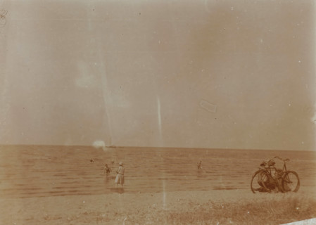 Beach at Valkeveen with people paddling, photograph, inscription: 'N', Valkeveen, c. 1925 - c.