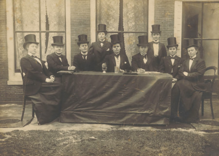 Portrait of a group of unknown women with top hats, photograph, 1915 - 1940, photographer, paper,