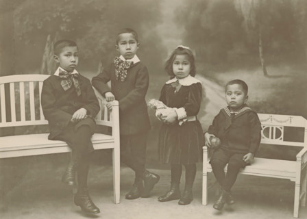 Portrait of four unknown children, probably related to the Marmelstein family, photograph,
