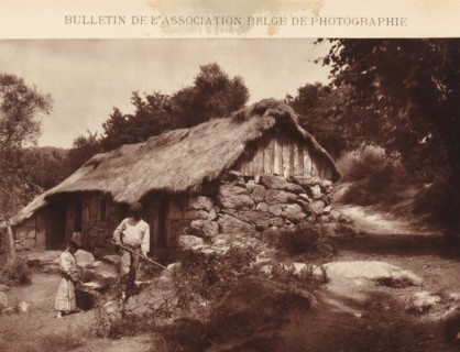 Unknown man and girl at a house, page, photomechanical print, inscription: 'Bulletin de
