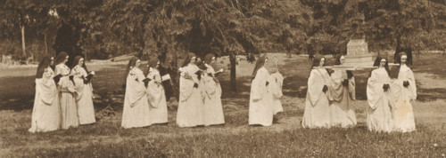 Les Nonnes, Group of nuns, four of whom carry a reliquary, page, photomechanical print,