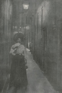 Gasse in Venedig, Portrait of an unknown woman with fan and hat in an alley in Venice, page,
