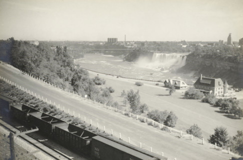 Niagara Falls, United States, Canada, Amerikasche Vrouwen, photograph, title: 'NIAGARA FALLS,