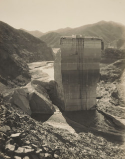 Saint Francis Dam, album page, photograph, annotation: 'Sint Francesdam restant (300.000.000 lit