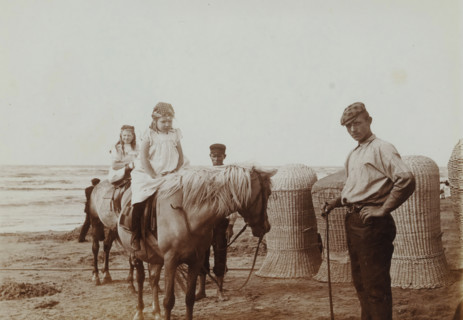 At the Beach, photograph, inscription: 'H + Nan, zeev, ...', photographer: attributed to Willem de