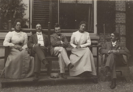 Group portrait with Hedwig Kleintjes, Gerard Aalbersberg, Jan Kleintjes and an unknown man and