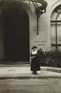 Woman on the street with a bouquet, photograph, inscription: 'Àffaire Costa', Paris, 1916,