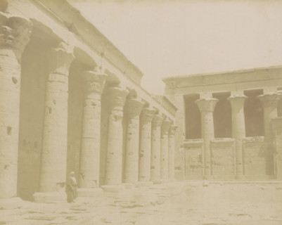 Courtyard of the Temple of Horus in Edfu, Edfou Coure de temple de Horous, photograph, Part of