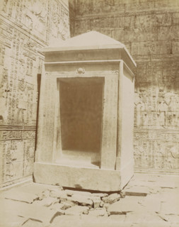 Interior of the Temple of Horus in Edfu, Edfu Cella de grand dans le temple de, photograph, Part of
