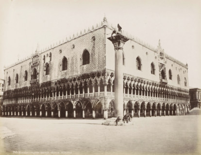 View of the Doge's Palace and a pillar with a lion statue in Venice, Palais des Doges de Venise,