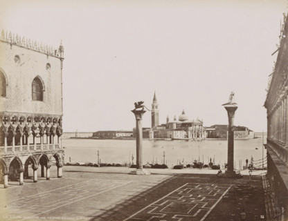 Petite Place Saint-Marc avec vue sur les Lagunes et Ile St. Georges., St. Mark's Square with two