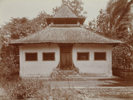 Missigit at Angké. No longer in use., Exterior of a mosque at Angké (Batavia), album page,