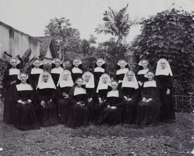 The Novices., Group portrait of the novices of the Ursulines, presumably in Weltevreden, album