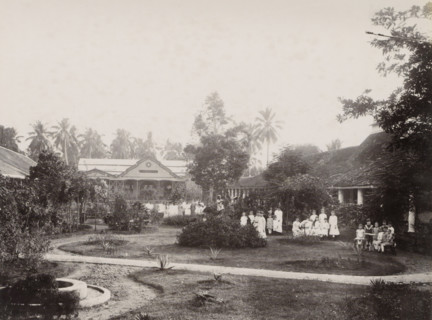 The garden of the convent, Noordwijk., Girls in the convent garden of the Ursuline Sisters of