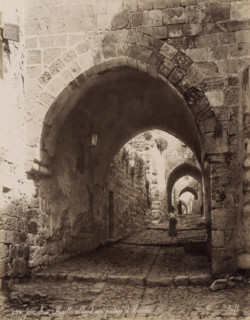 Jérusalem - Ruelle allant au palais d'Hérode, Street to Herod's Palace in Jerusalem, photograph,