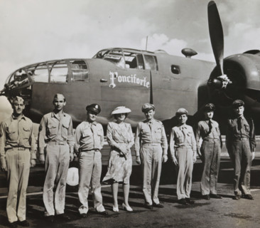 Princess Juliana with American aviators in front of an airplane, Princess Juliana with the crew of