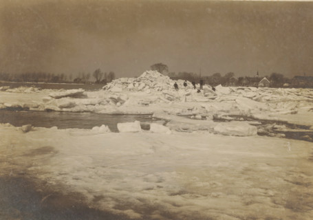 Ice floes in a river, Netherlands, photograph, check stamp: 'Atelier W. Visser Werkendam',