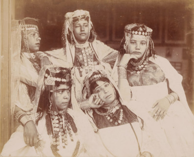 Group portrait of five unknown Ouled Naïl women in Algeria, Alger, groupe de filles d'Ouled Nail à