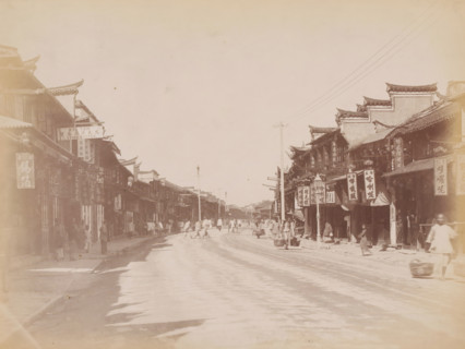Street view of Nanking Road in Shanghai, photograph, annotation: 'Shanghai-Nanking road', Shanghai,