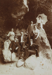 Group portrait of a tourist group in Valkenburg on a rock slope, Memory of Valkenburg L.,