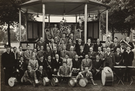Group portrait of the 'Crescendo' harmony orchestra, photograph, photographer: NV Vereenigde