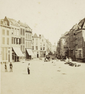 View of a square in Rotterdam, stereograph, inscription: '40', retailer's mark: 'BOEK EN