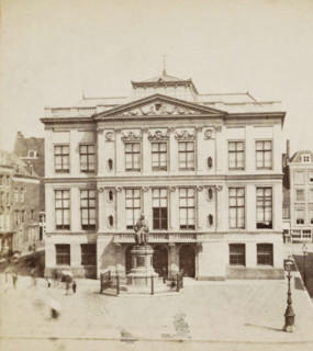 View of the Van Hogendorpsplein with the Schielandshuis and the statue of Gijsbert Karel Count van