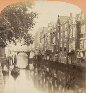Dordrecht. Vue prize sur le vieux canal, View of a harbor in the city center of Dordrecht, Hollande