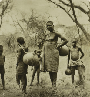 Kamba-Frau geht mit ihren Kindern Wasser holen, Vouw and children of the Kamba people fetch water,