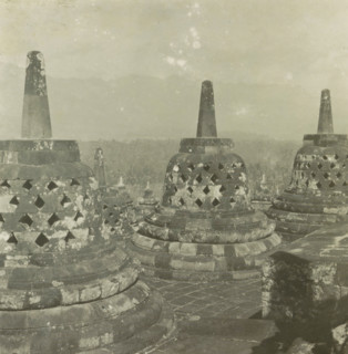 Stupas on Borobudur, Java, Boroboedoer, stereograph, Borobudur, 1900 - 1940, photographer, Central