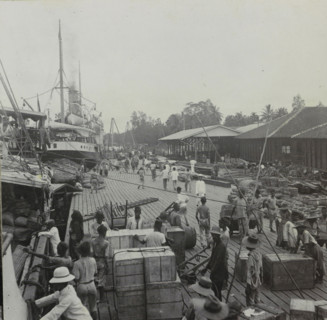 View of a harbor in Indonesia, stereograph, inscription: 'B' Massin', Indonesia, 1890 - 1930,