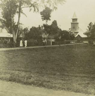 Path to a church with two people in Tondano, Indonesia, stereograph, inscription: 'Minahasja