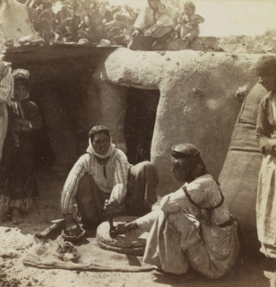 Frauen an der Mühle. (Nazareth), Women grinding grain in Nazareth, Collection Hentschel,