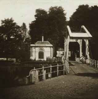 View of 's Gravelandsche poort in Weesp, stereoscopic photograph, address: 'NZ Voorburgwal, bij het
