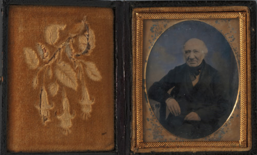 Portrait of an unknown man, photograph, c. 1855 - c. 1870, photographer, plant material, textile