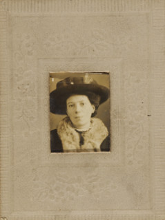 Portrait of an unknown woman with hat, quick photo, c. 1912 - c. 1918, photographer, paper,