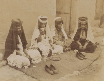 Biskra, groupe de femmes des Ouled-Naïls, Group portrait of four unknown Ouled Naïl women in