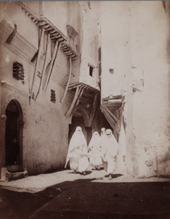 Alger (Rue Arabe), Four unknown veiled women on the street in Algiers, photograph, number: '2018.',