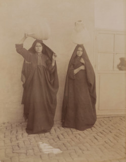 Double portrait of two unknown Egyptian women with jugs on their heads, Femmes Egypte Afalages ?,