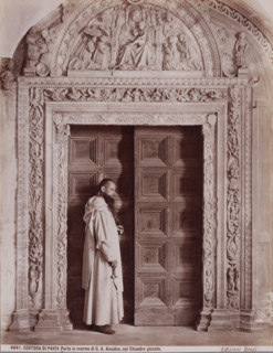 Porta in marmo di GA Amodeo, nel Chiostro piccolo, Monk standing in a marble portal in the