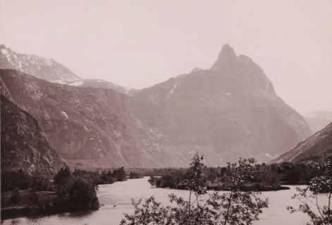 View of the Romsdalshornet in Norway, Romsdalshorn og vængetinderne, photomechanical print, number: