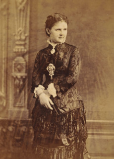 Portrait of Queen Emma, cabinet photograph, inscription: 'ML VERVEER PHOTOGRAPHE, DE LLMM LE ROI