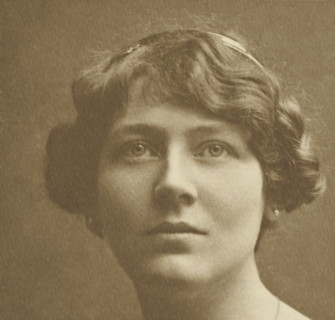 Portrait of an unknown woman, photograph, c. 1891 - c. 1896, photographer, paper, gelatin silver
