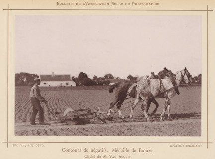 Farmer rolling his field, Le paysan au labour, page, photomechanical print, inscription: 'Concours