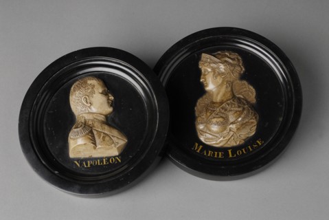 Paire de médaillons représentant l'Empereur Napoléon Ier et l'Impératrice Marie-Louise en buste de profil