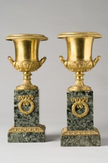 Couple of Medici vases in gilded engraved nronze, from the French Restoration