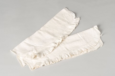 Pair of cuffs in white linen, Louis XVI period