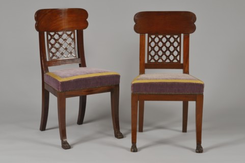 Paire de chaises à dossier légèrement incurvé, époque Empire