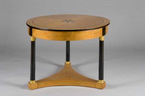Pedestal table
Work from the Baltic
Height: 70,5 cm, diameter: 95 cm
Circa 1800-1820
Private