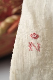 Chemise de l'empereur Napoléon 1er (détail N brodé)